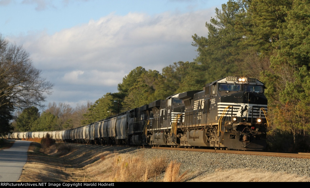 NS 9922 leads train 42Z towards the signals at Sullivan